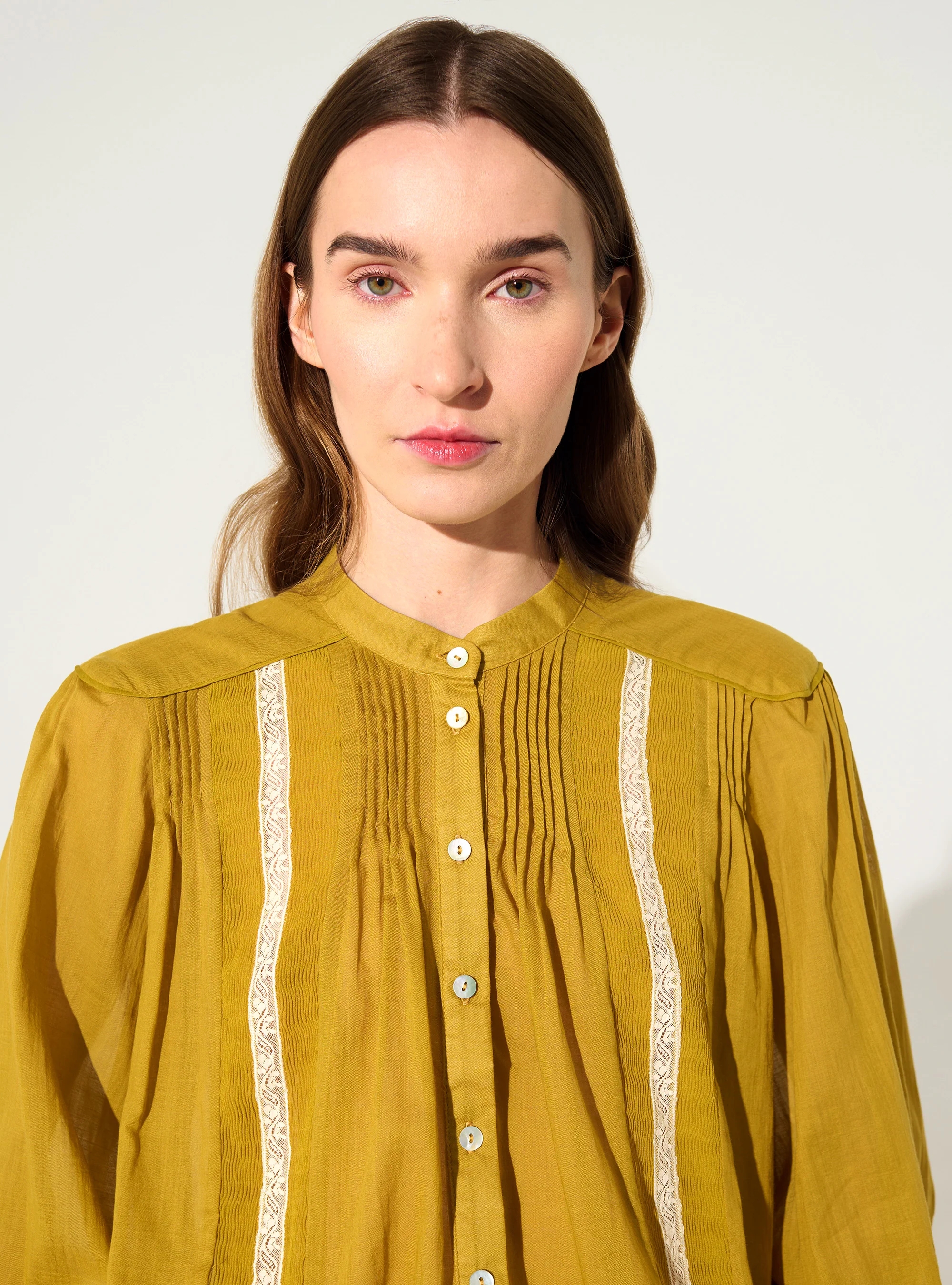 Chemise oversize plissée et Dentelle de Calais-Caudry® ocre jaune - Image 3