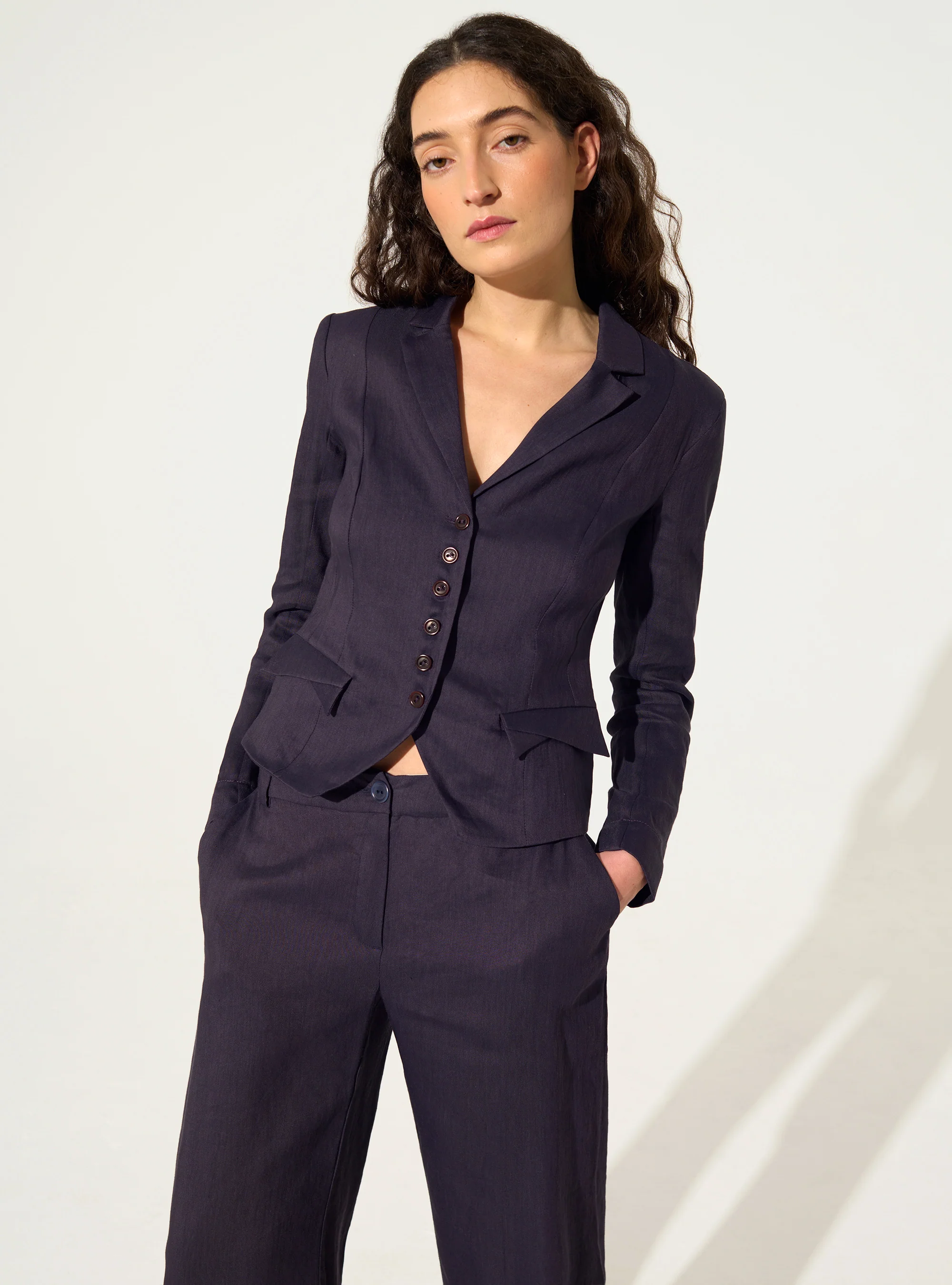 Veste tailleur ajustée en lin violet - Image 3